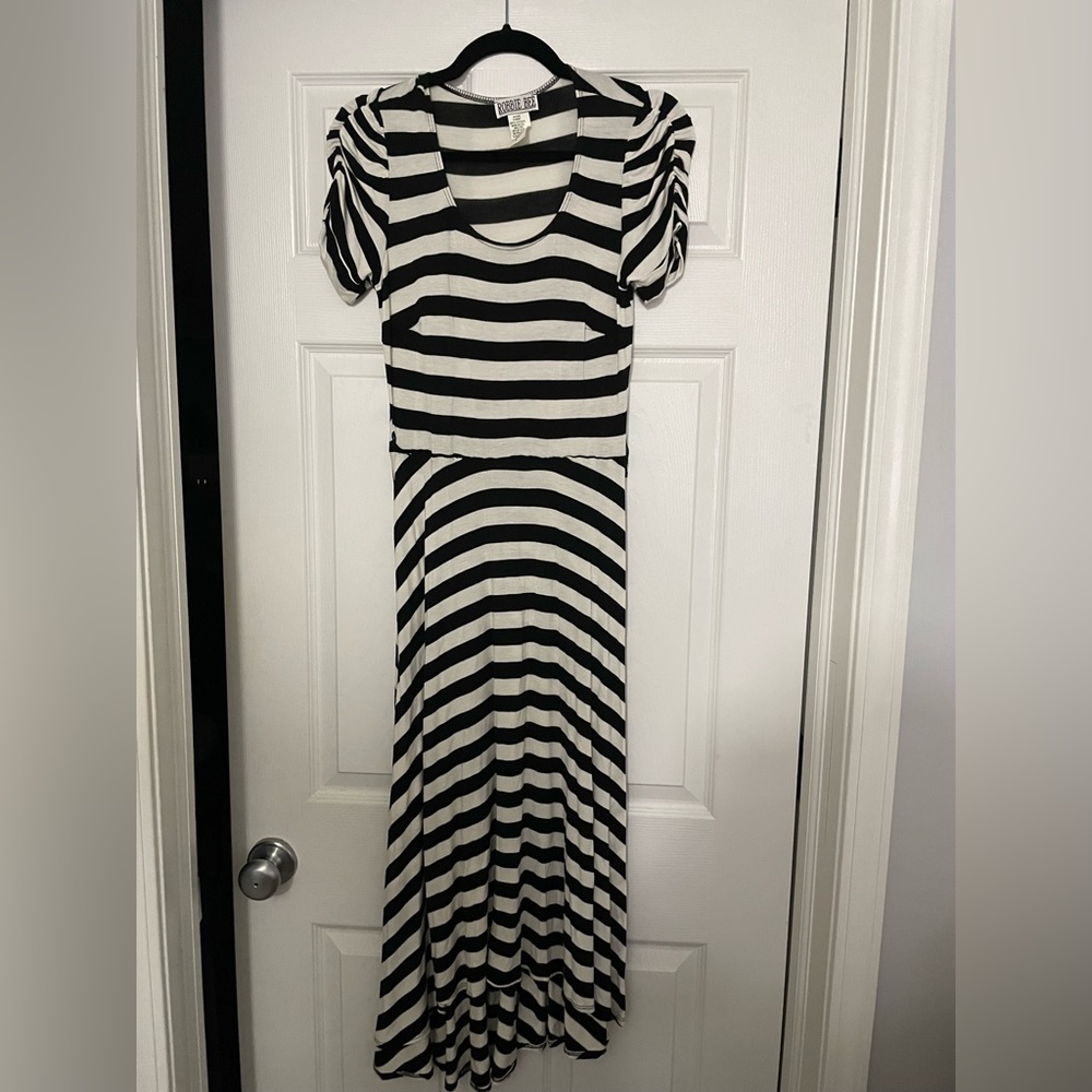 Black and white long dress with belt loops